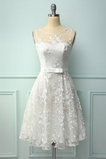 Vestido de Renda Branca com Laço